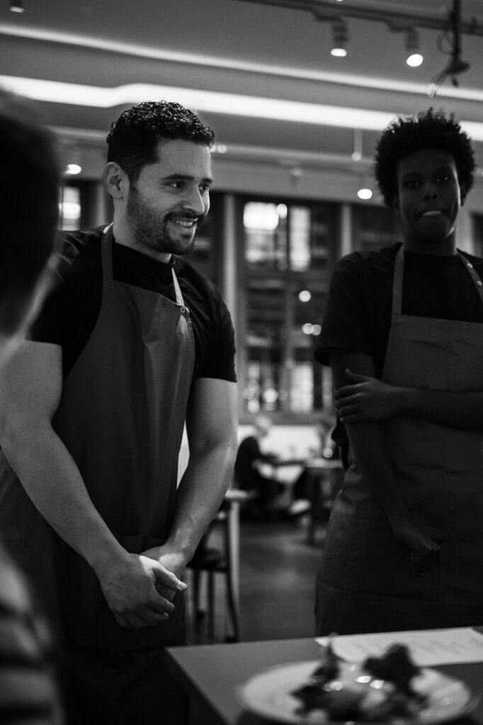 deelnemers van Restaurant Samenloop Antwerpen aan het werk